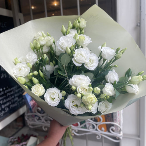 lisianthus flower bouquet luxury elegant flowers loved by everyone. suitable or all occassions and a wedding favourite from bits and buds florist leighton buzzard 