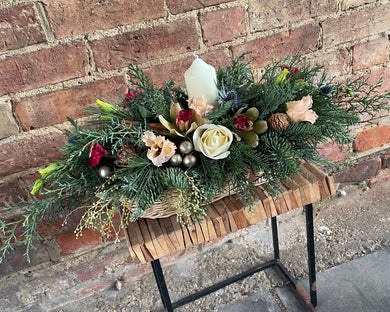 Christmas table arrangement using luxury flowers and decorations from Buts and Buds florist in leighton buzzard 
